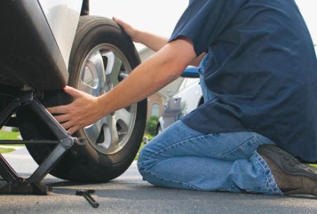 Como aflojar los tornillos de las ruedas del coche